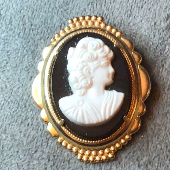 Vintage Right Facing Women‎ Gold Tone Shell Cameo Brooch Pin 2” - Picture 1 of 2